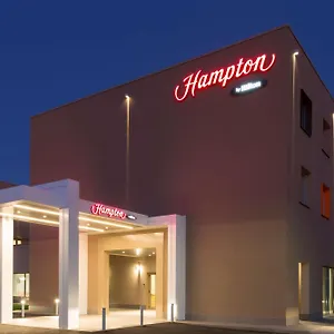Hampton By Hilton East מלון